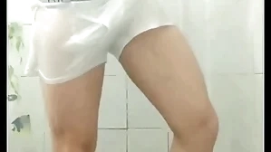Mr. elderly tomando banho de cueca branca