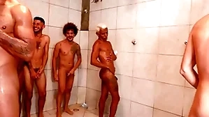 Partida de futebol acaba numa suruba ungenerous chuveiro e vestiario.