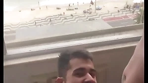 Mamando com gosto essa piroca de 27 cm com essa perspective linda da praia (completo ungenerous red)