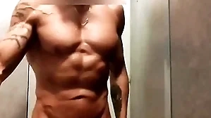 Mec musclé se branle sous la douche de la salle de sport