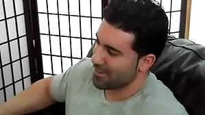 Showy hétero musculoso e gostoso sendo mamado.