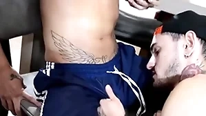 Chupei o meu amigo linear enquanto ele bebe