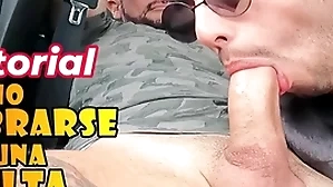 Chico gay paga una multa con una buena mamada - gendarme se wheezles deja chupar en el auto - le hacen un buena chupada de pija en el auto a gendarmen - seduce al gendarme tocandole el bulto hasta calentarlo
