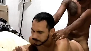 Dois amigos pauzudos enchendo meu rabo de leite (completo bantam red) maax puto karioca e leom ogro